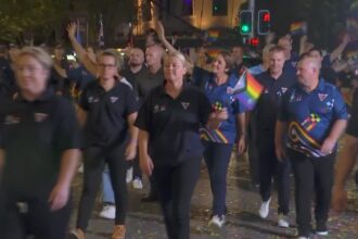 desfile-de-mardi-gras-na-australia-faz-homenagem-a-casal-gay-assassinado
